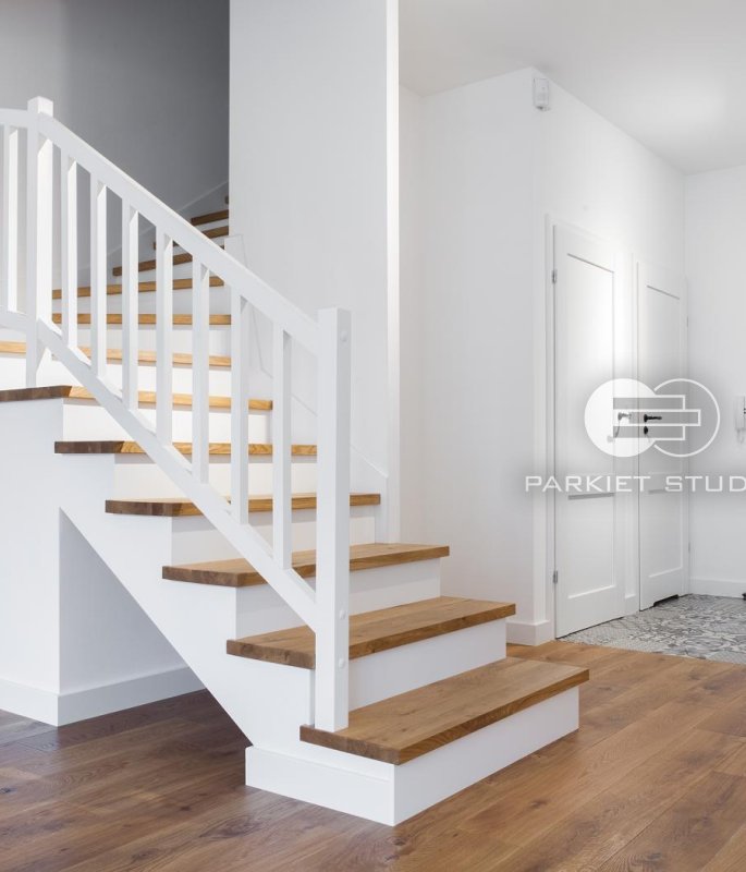 Dąb Naturalny z podstopnicą lakierowną MDF