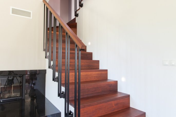 Schody dywanowe Merbau 